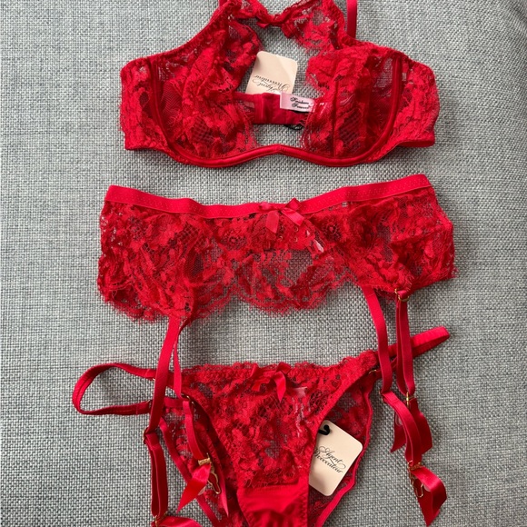 Agent Provocateur Red Lace Set - Bra (34B), Garter, Panty set (Size 3) - BNWT - Picture 4 of 8